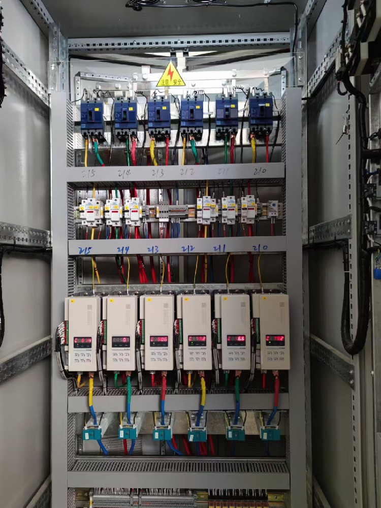 在电力调整器设计中，若何处置电源抖动和电网脉动的影响？