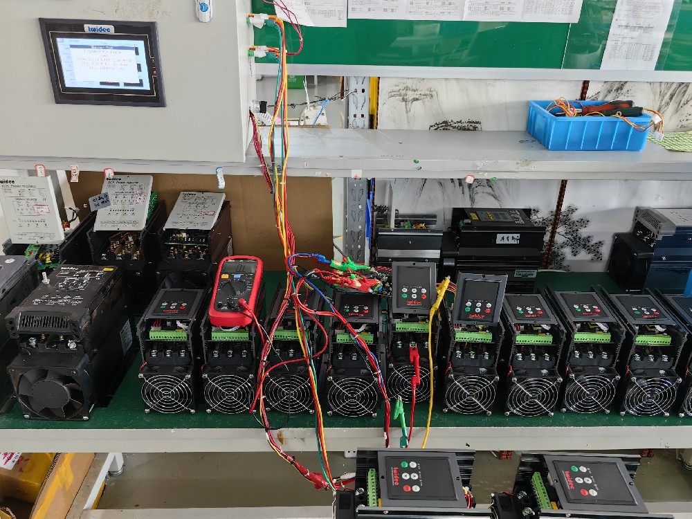 晶闸管在互换电力调整器中是若何实现电压调节的？