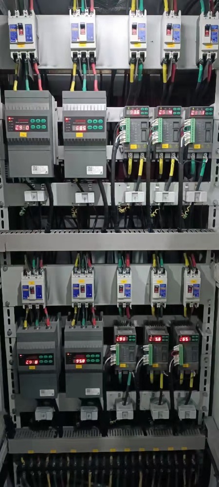 电力调整器在微电网系统中，若何协调分歧能源发电单元的电力输出？