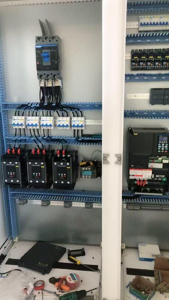 若何通过电力调整器实现对散布式能源资源的聚合与有效利用？